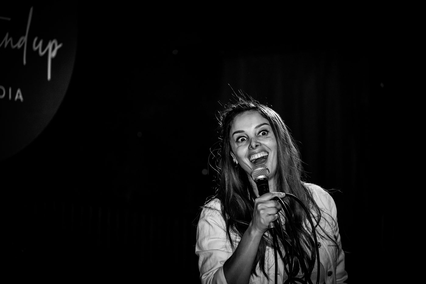 Luna haciendo una cara en blanco y negro